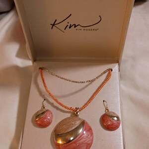 Kim Rogers Gold Tone Enamel Flower Pink Swirl Necklace and Earring Set